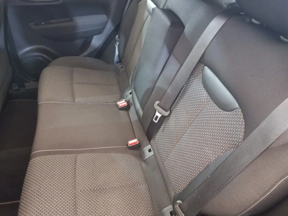 Vue rapprochée de la banquette arrière grise foncée du Renault Kadjar Business 2022 avec ceintures de sécurité visibles.