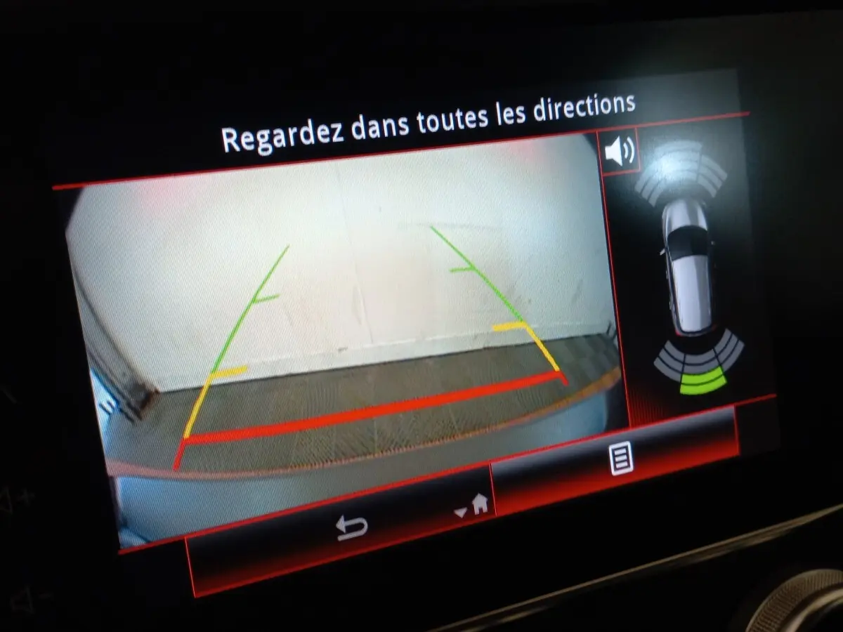 Affichage de la caméra de recul du Renault Kadjar Business gris foncé avec guidage et capteurs de stationnement actifs.