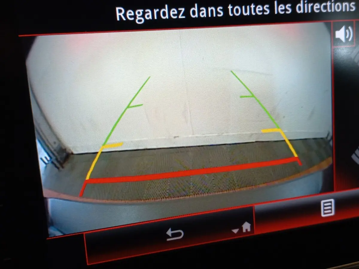 Vue caméra de recul du Renault Kadjar gris foncé, affichage des lignes de guidage colorées sur écran tactile.