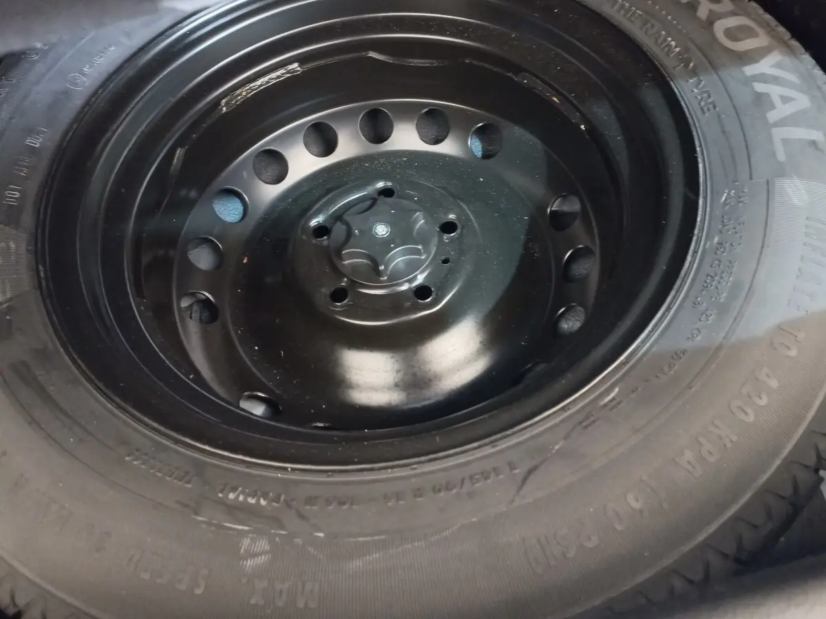 Gros plan sur la roue de secours noire en acier du Renault Kadjar Business Blue dCi 115 EDC 2022, pneu marqué Royal.