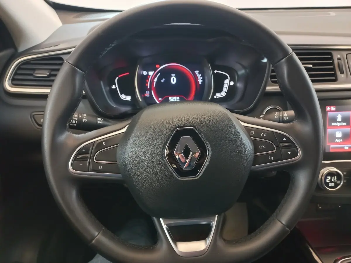 Vue rapprochée du volant noir de la Renault Kadjar 2022 avec tableau de bord numérique et écran tactile visible à droite.