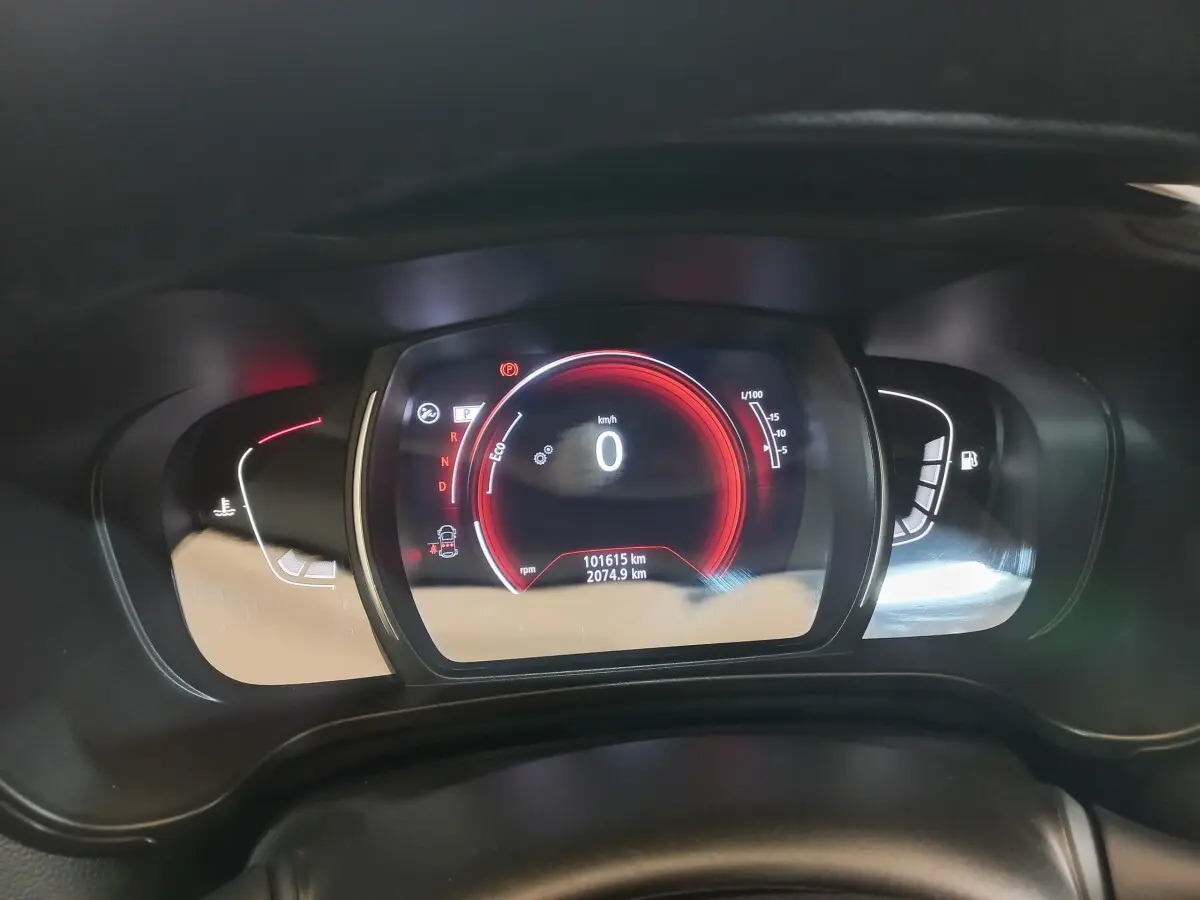 Tableau de bord numérique du Renault Kadjar Business 2022, affichage central rouge et blanc, vue frontale rapprochée.