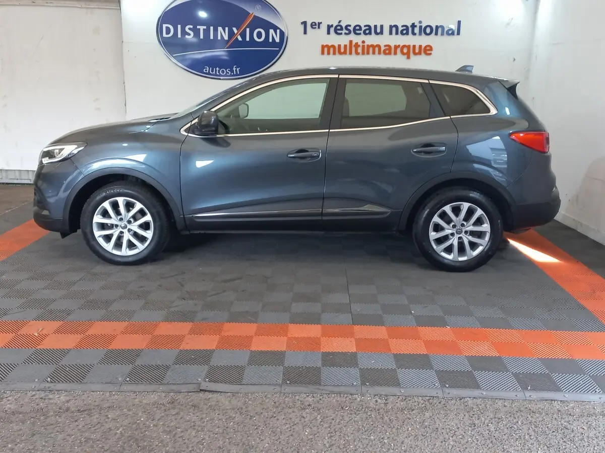 Profil droit d'un Renault Kadjar Business gris foncé 2022, avec jantes alliage et rétroviseurs électriques rabattables.