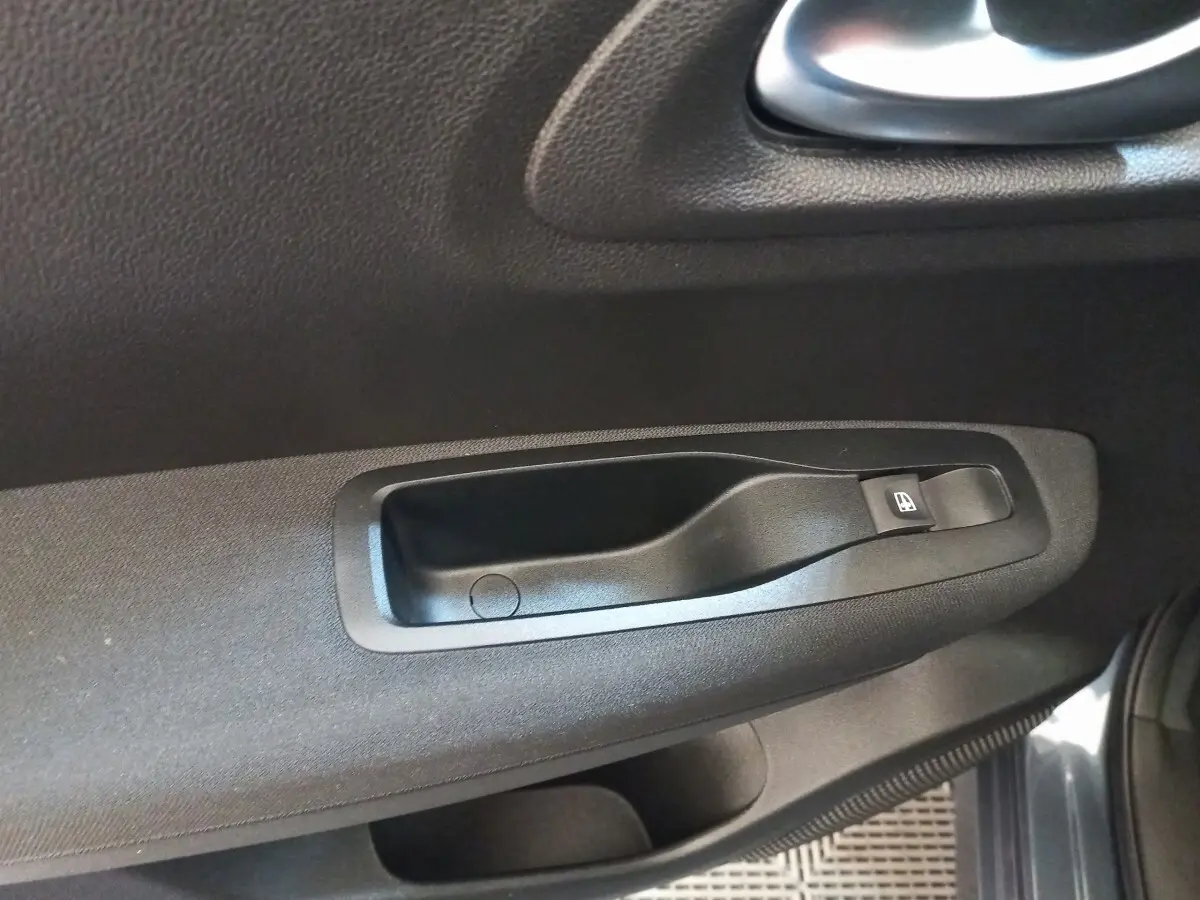 Poignée intérieure de porte côté conducteur en plastique noir sur Renault Kadjar gris foncé 2022, version Business Blue dCi.