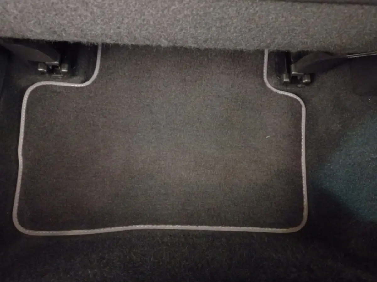 Tapis de sol noir avec surpiqûres grises dans l'habitacle d'un Renault Kadjar Business Blue dCi 115 EDC 2022.