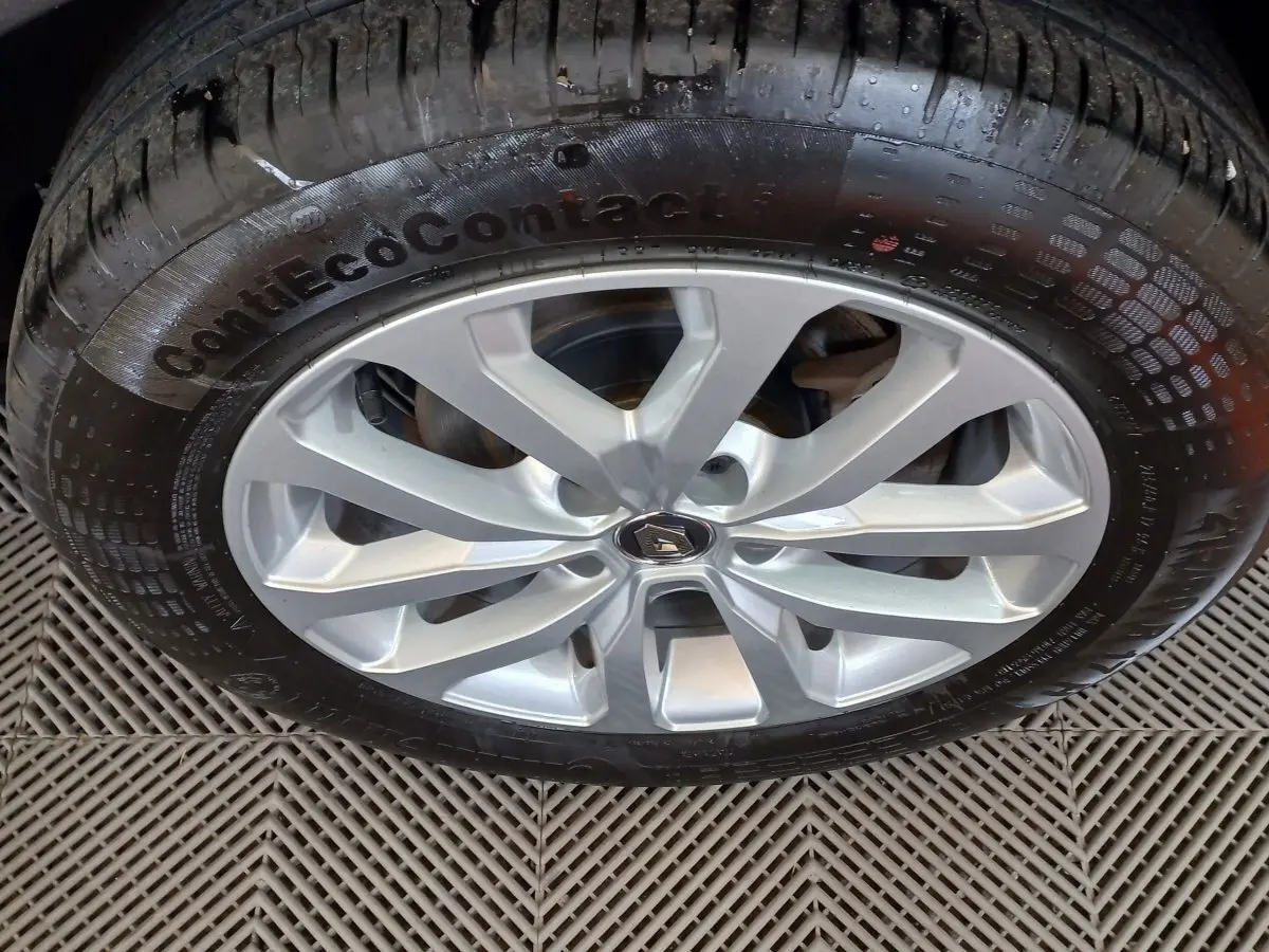 Gros plan sur la jante argentée et le pneu Continental ContiEcoContact du Renault Kadjar gris foncé.