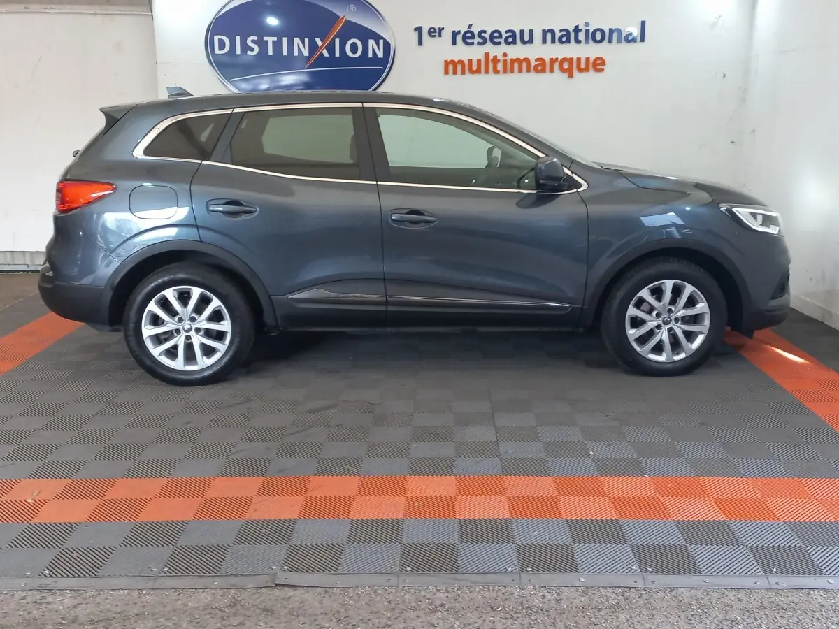 Vue de profil côté gauche d’un Renault Kadjar Business gris foncé, avec jantes alliage et rétroviseurs électriques.