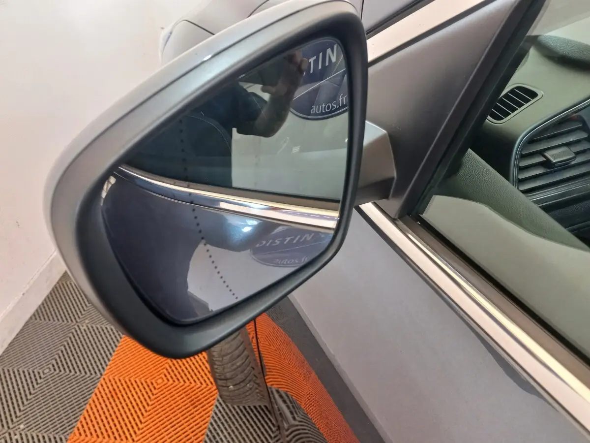 Rétroviseur extérieur côté gauche du Renault Kadjar gris foncé 2022, avec cadre noir et surface réfléchissante.