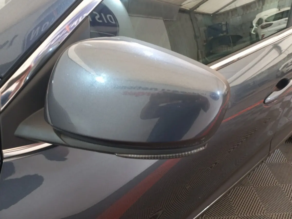 Gros plan sur le rétroviseur droit gris foncé du Renault Kadjar Business Blue dCi 115 EDC 2022 avec clignotant intégré.