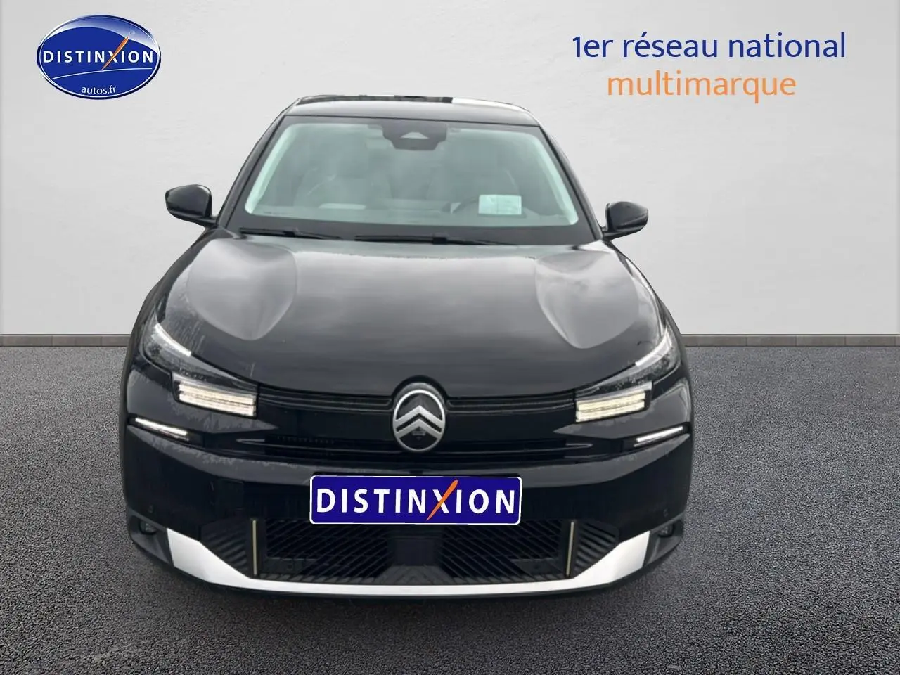 Vue avant d'une Citroën C4 noire 2025 avec phares LED et calandre épurée sur fond neutre.