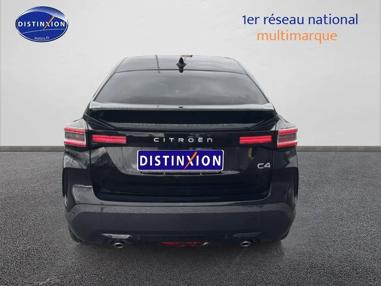 Vue arrière d'une Citroën C4 noire 2025 avec feux LED et double sortie d'échappement visible.