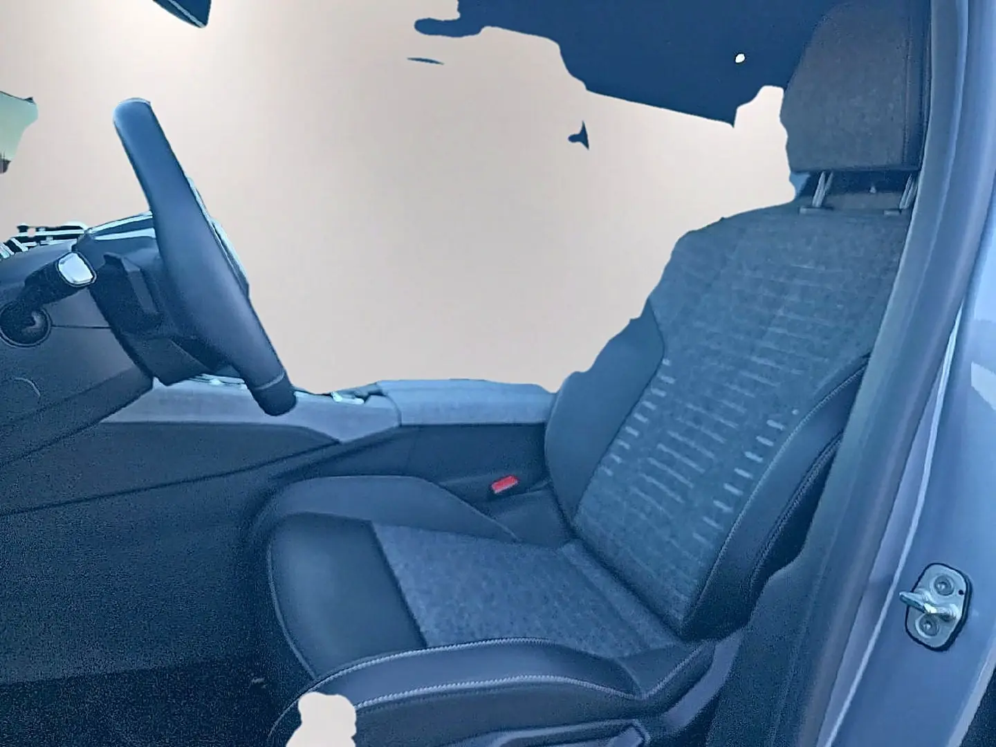 Vue intérieure côté conducteur du siège avant en tissu gris et cuir noir du Peugeot 5008 Hybrid 145 allure e-dcs6 2025.