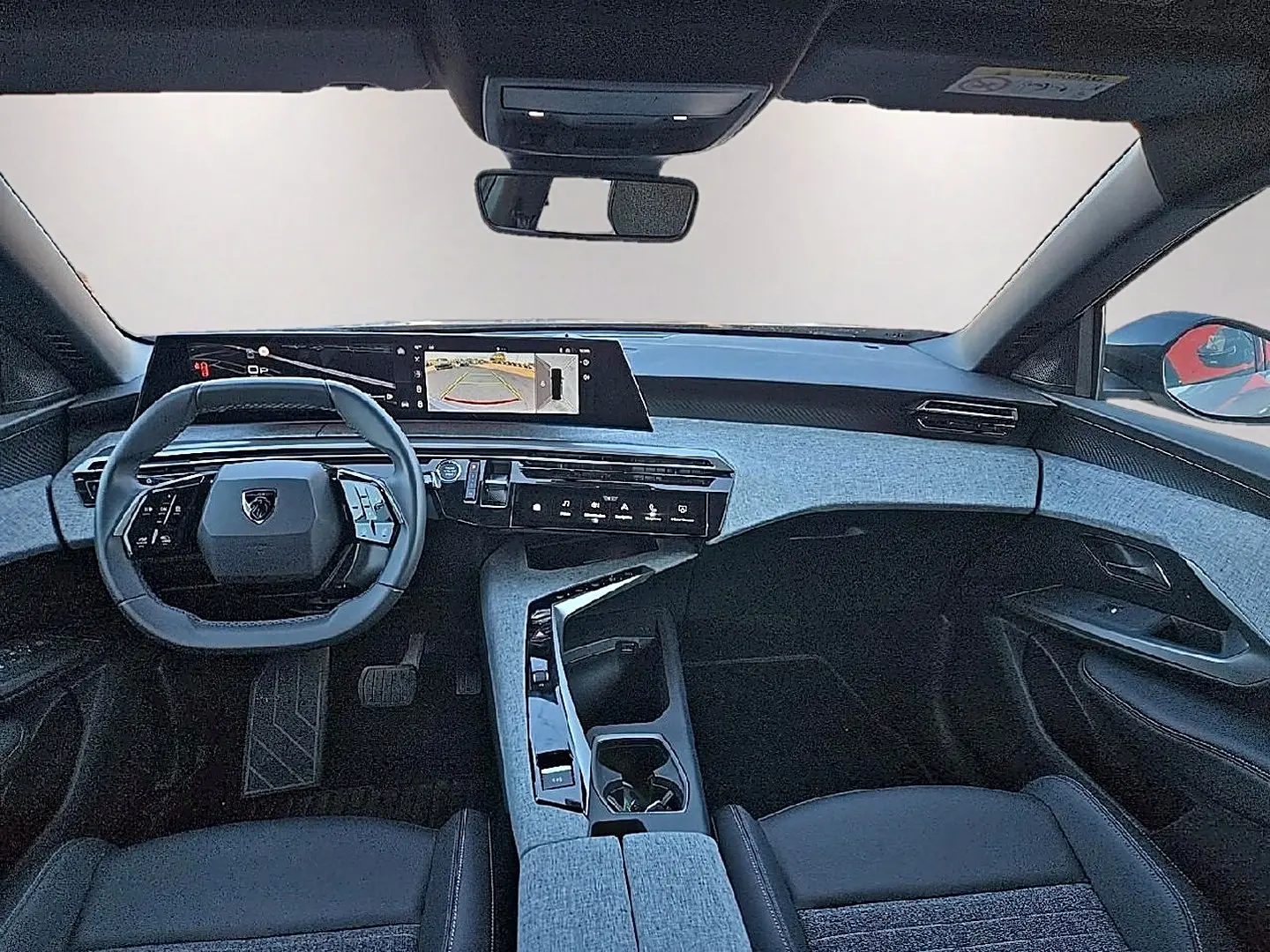 Intérieur avant du Peugeot 5008 Hybrid 145 allure e-dcs6 2025, vue tableau de bord et volant cuir multifonction.