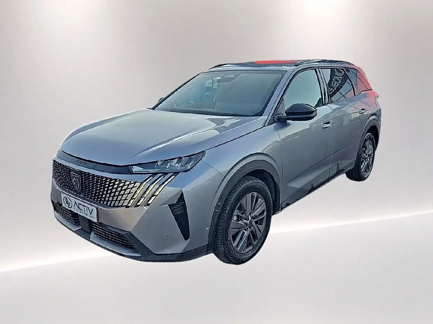 Peugeot 5008 Hybrid 145 allure gris artense en 3/4 avant droit, avec calandre distinctive et jantes alu.