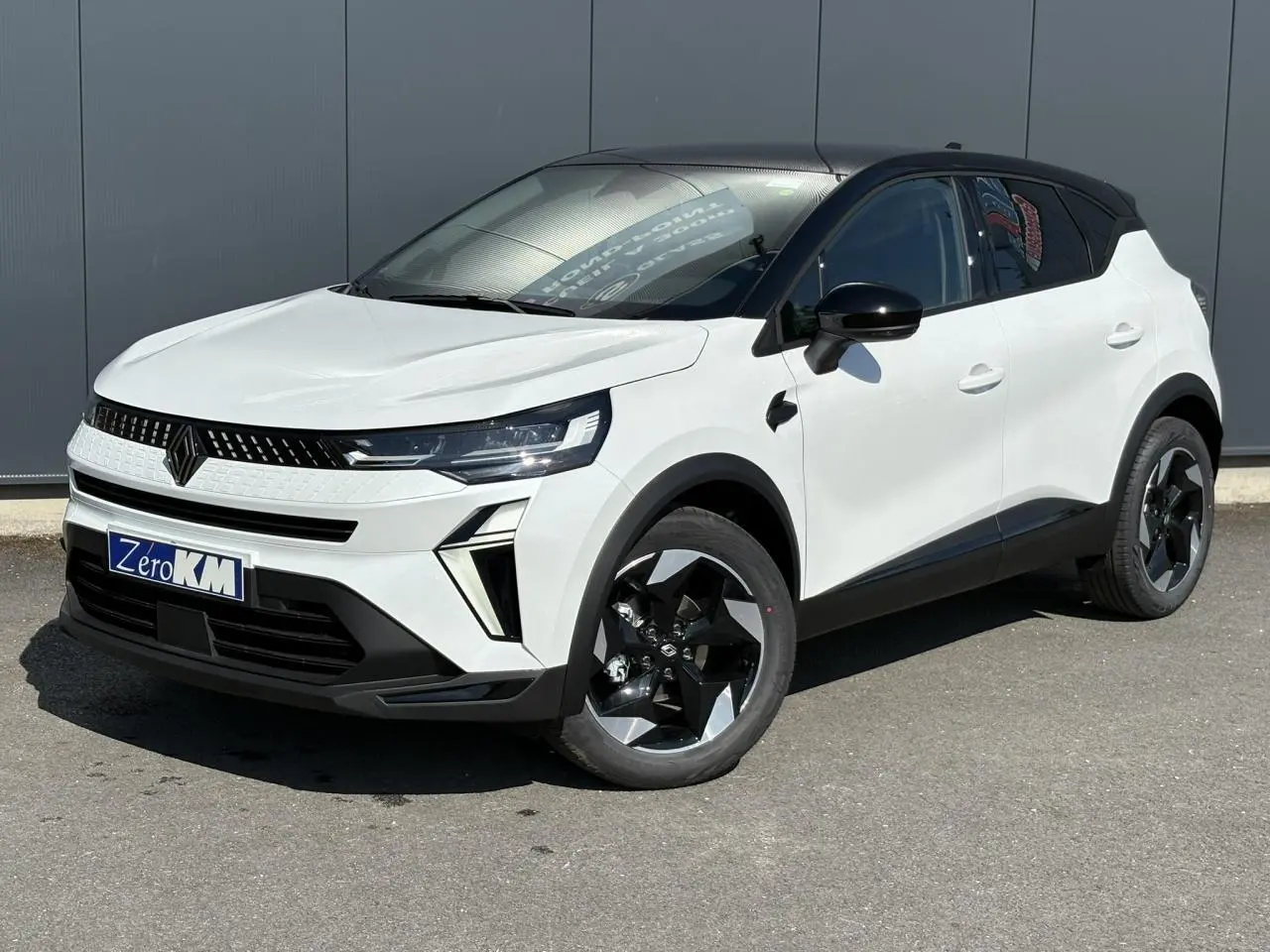 Renault Captur ECO-G 100 Techno blanc nacré vu en 3/4 avant droit avec toit noir étoilé et jantes noires.