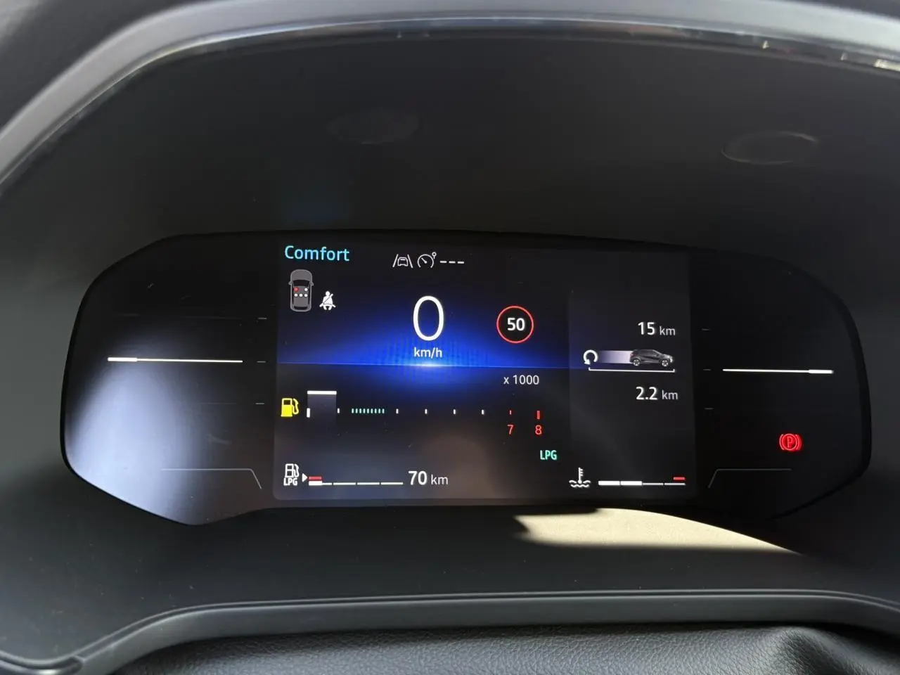 Tableau de bord numérique du Renault Captur ECO-G 100 Techno affichant vitesse, autonomie GPL et alertes en mode confort.