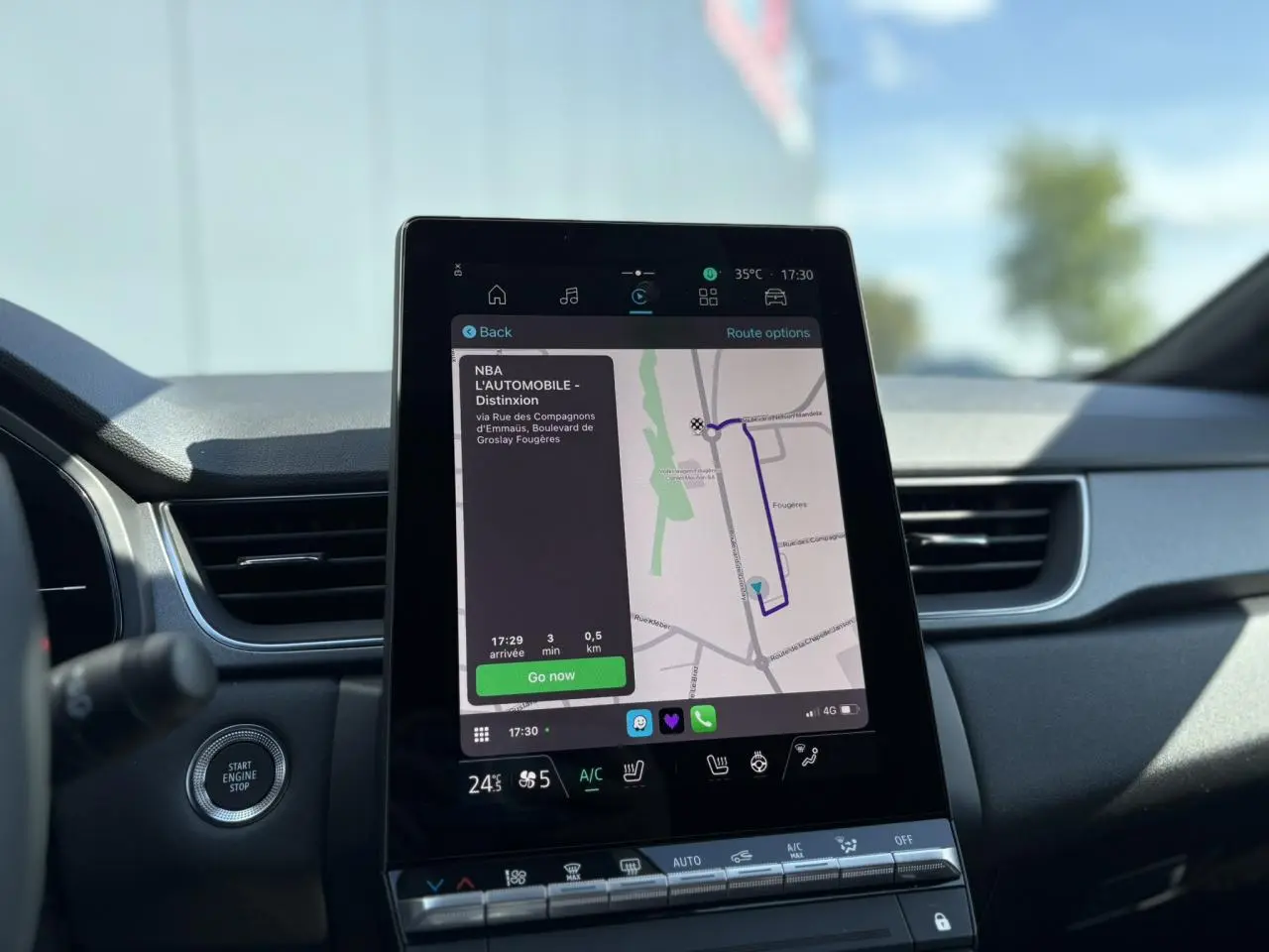 Écran tactile central du tableau de bord du Renault Captur blanc nacré 2025 affichant la navigation GPS.