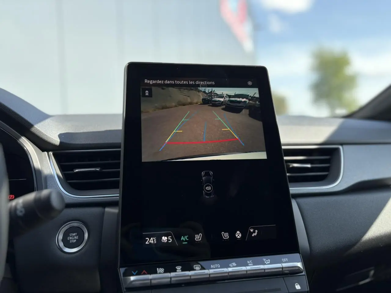 Écran central tactile affichant la caméra de recul dans l'habitacle du Renault Captur blanc nacré 2025.