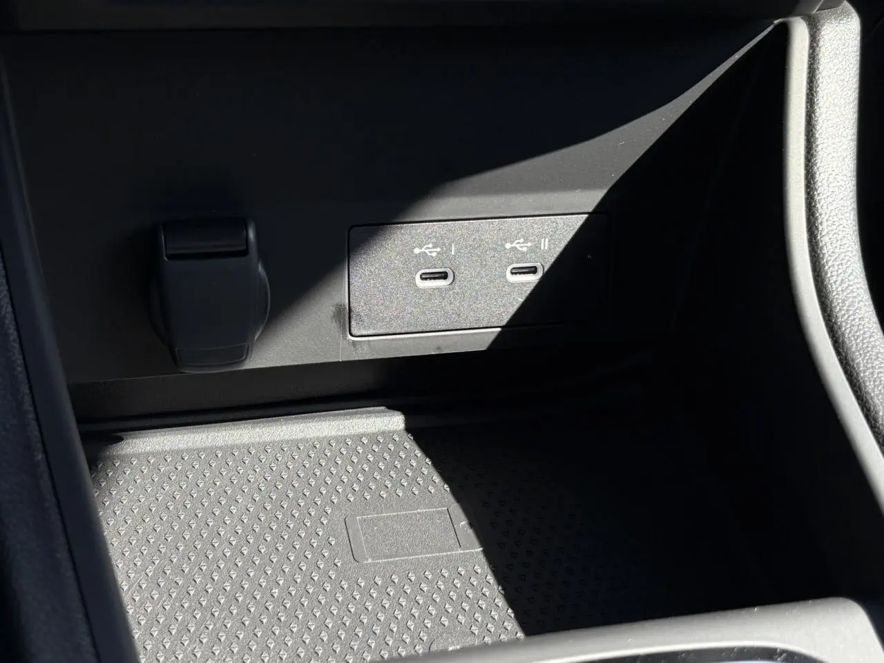 Gros plan sur les ports USB-C et prise 12V dans le compartiment avant du Renault Captur Blanc Nacré 2025.