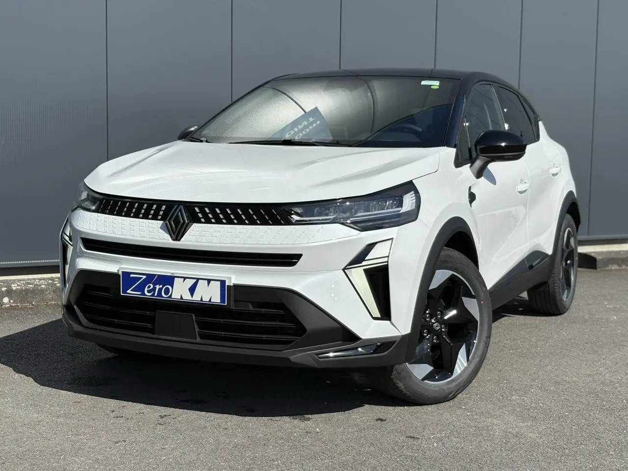 Renault Captur Eco-G 100 Techno blanc nacré en 3/4 avant droit avec toit noir étoilé et jantes noires.
