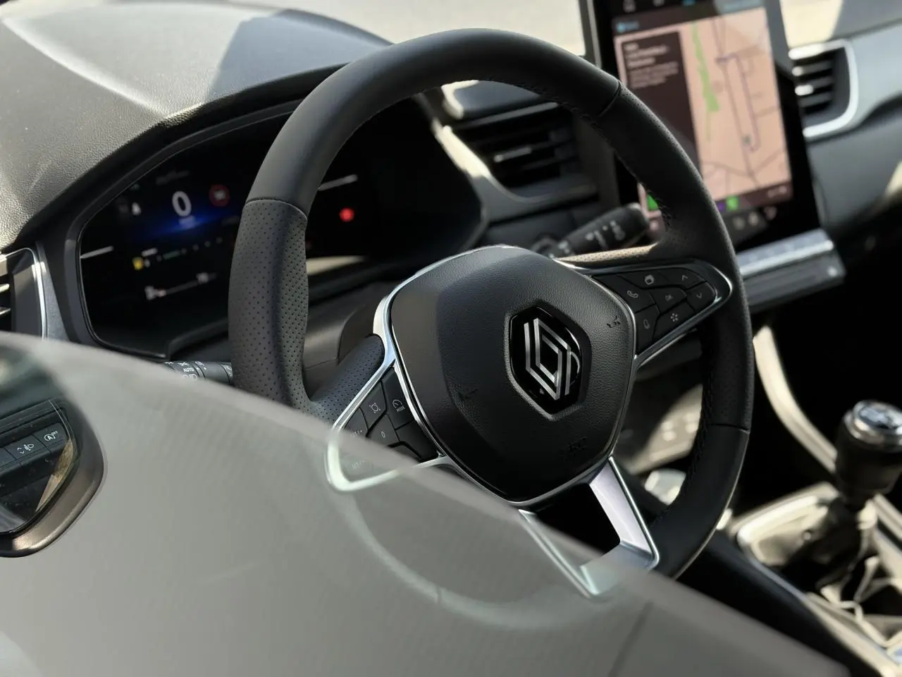 Volant multifonction noir de Renault Captur 2025 Eco-G 100 Techno avec tableau de bord numérique et écran tactile vertical.