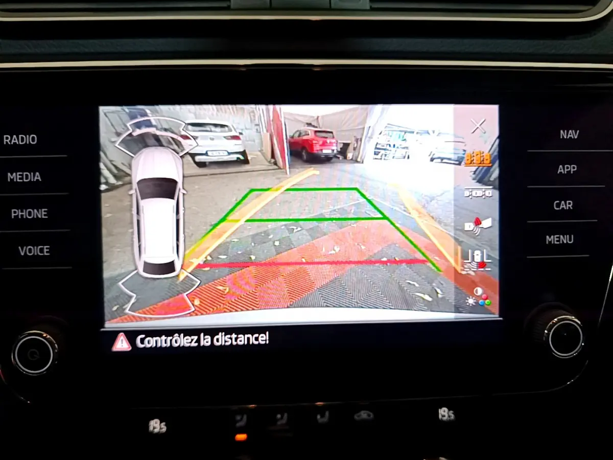 Affichage caméra de recul avec vue arrière et guidage coloré sur écran tactile d'une Skoda Superb gris clair de 2020