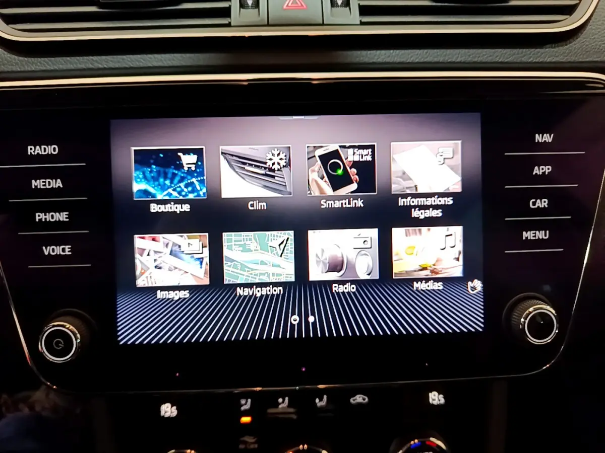 Écran tactile central allumé de la Skoda Superb 2020, affichant le menu multimédia avec commandes autour.
