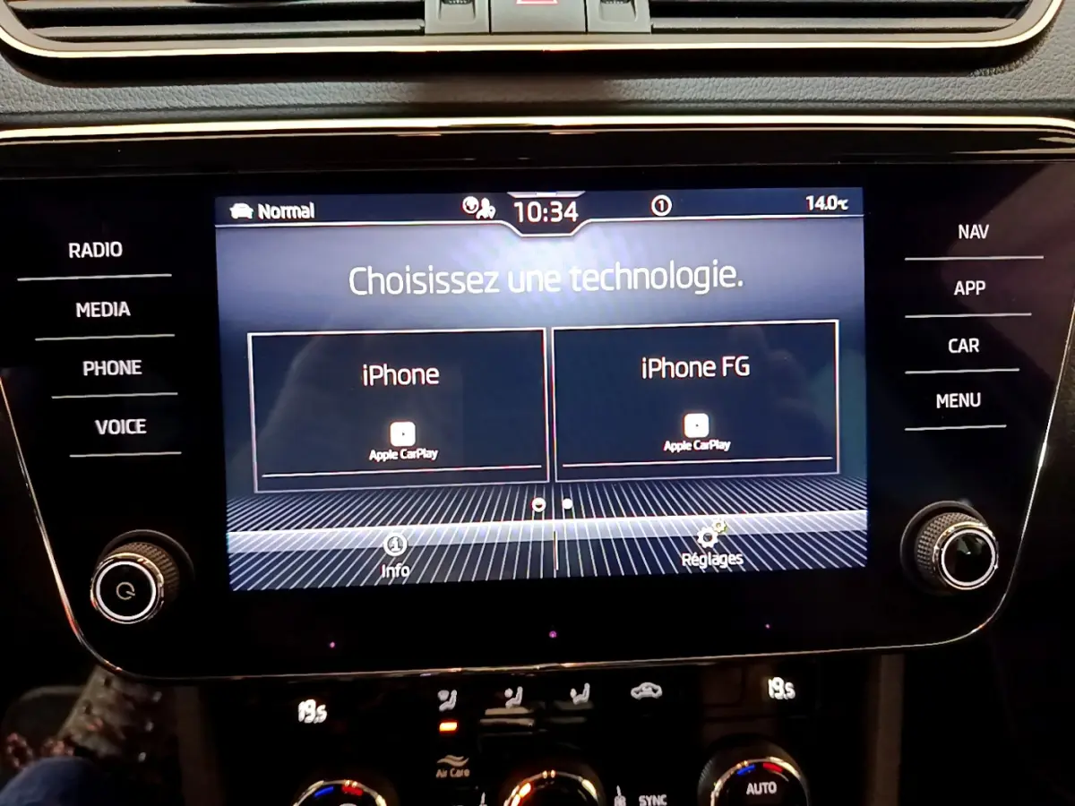 Écran tactile central de la Skoda Superb gris clair 2020 affichant le menu Apple CarPlay, vue frontale intérieure.