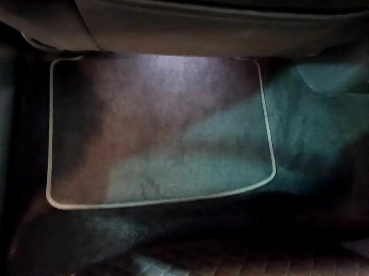 Tapis de sol gris clair éclairé au pied du passager avant dans une Skoda Superb 2020 diesel.