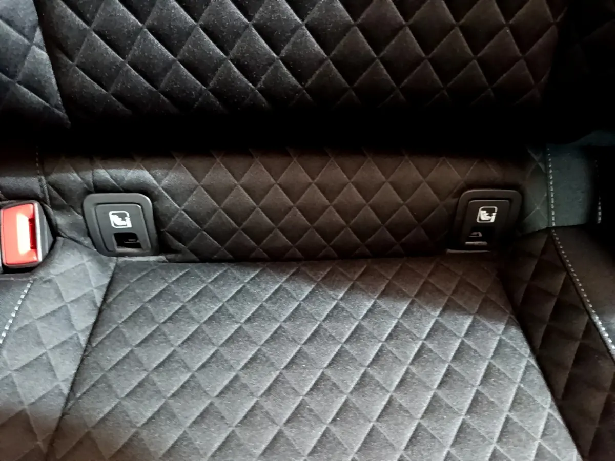Gros plan sur la banquette arrière gris foncé matelassée avec fixations Isofix visibles dans une Skoda Superb 2020.