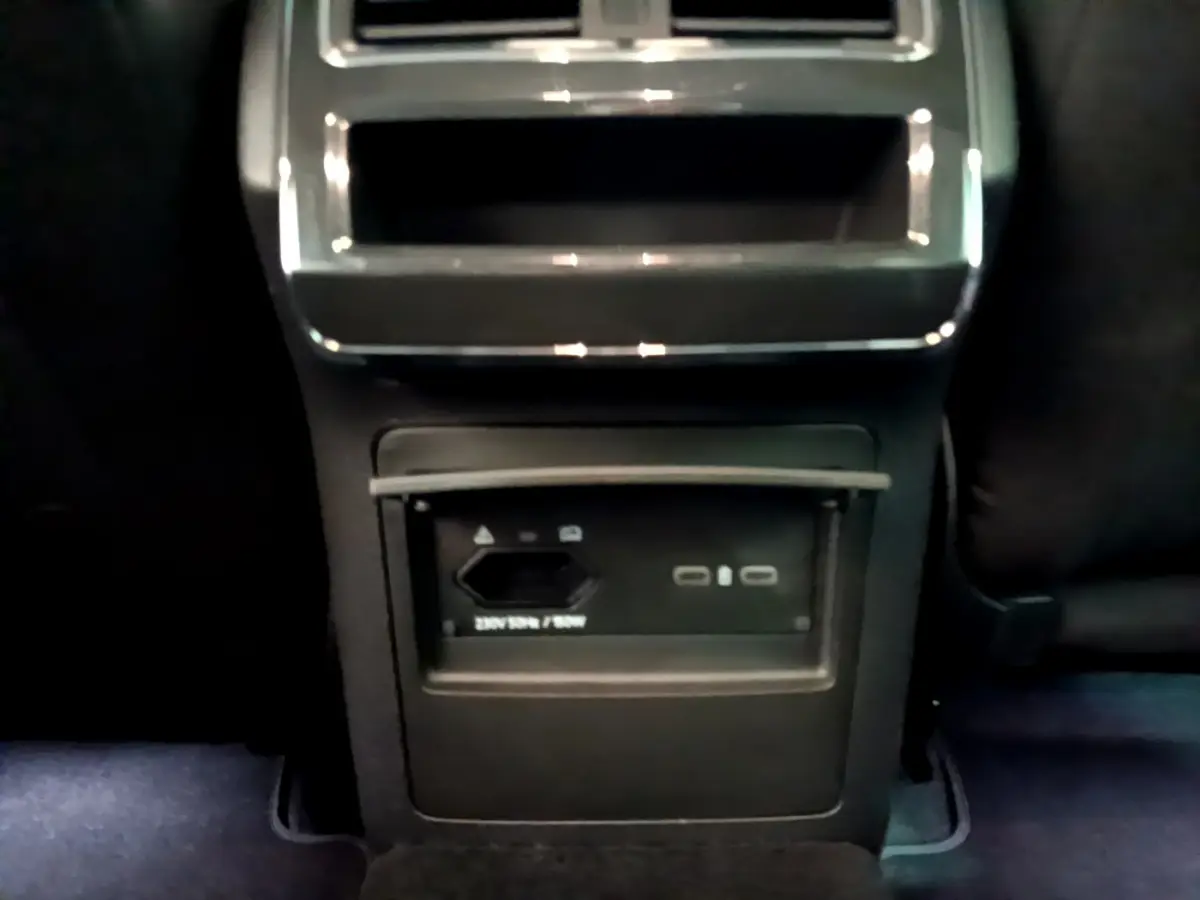 Prise électrique et ports USB arrière sur console centrale noire dans Skoda Superb gris clair 2020 vue intérieure