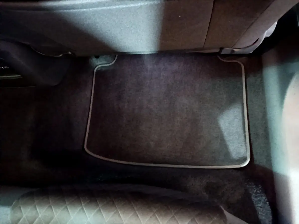 Tapis de sol gris clair sous le siège arrière côté droit d'une Skoda Superb 2020, finition Business.