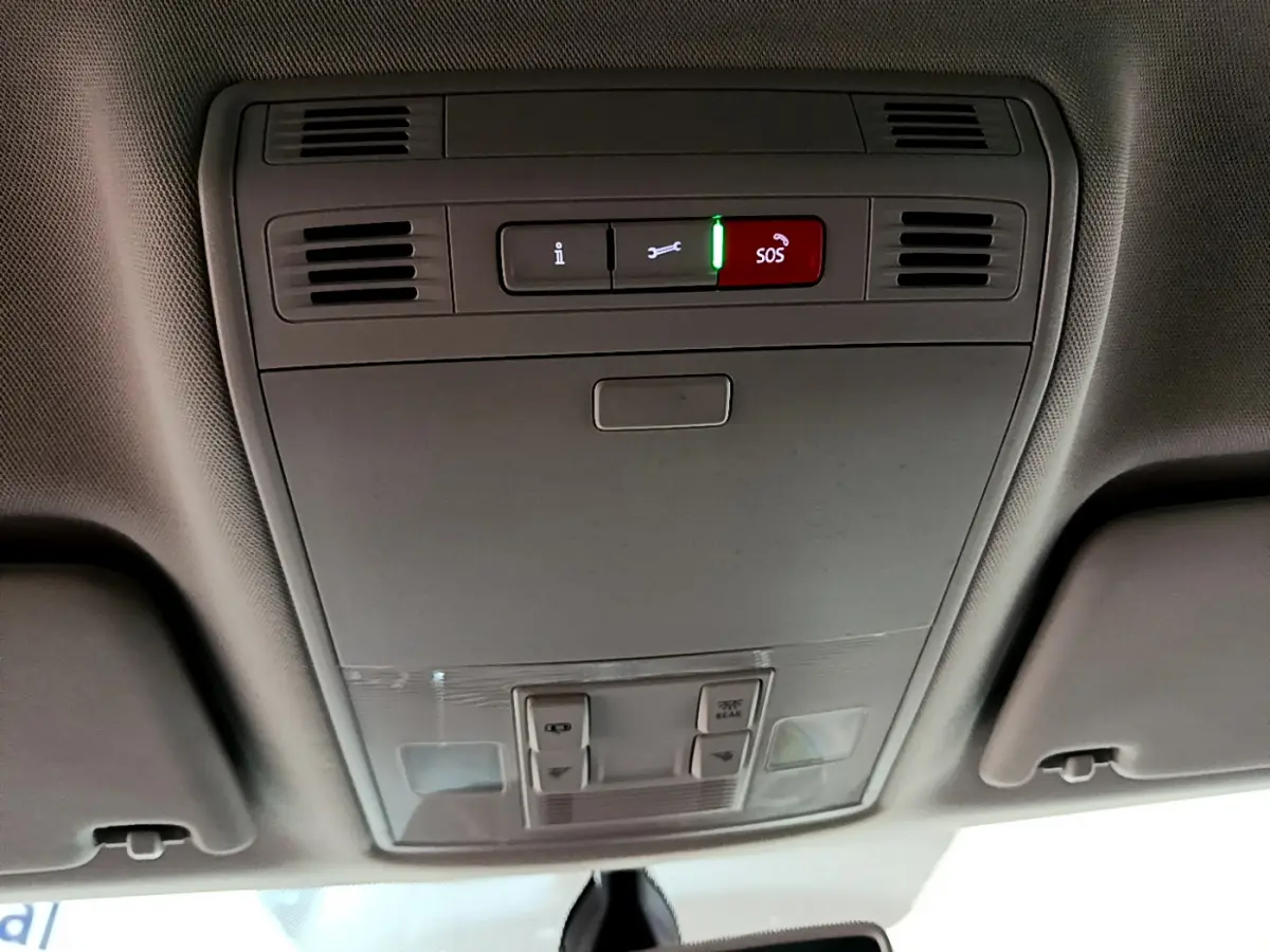 Vue intérieure du plafonnier gris clair de la Skoda Superb 2020 avec boutons SOS et éclairage intégré.