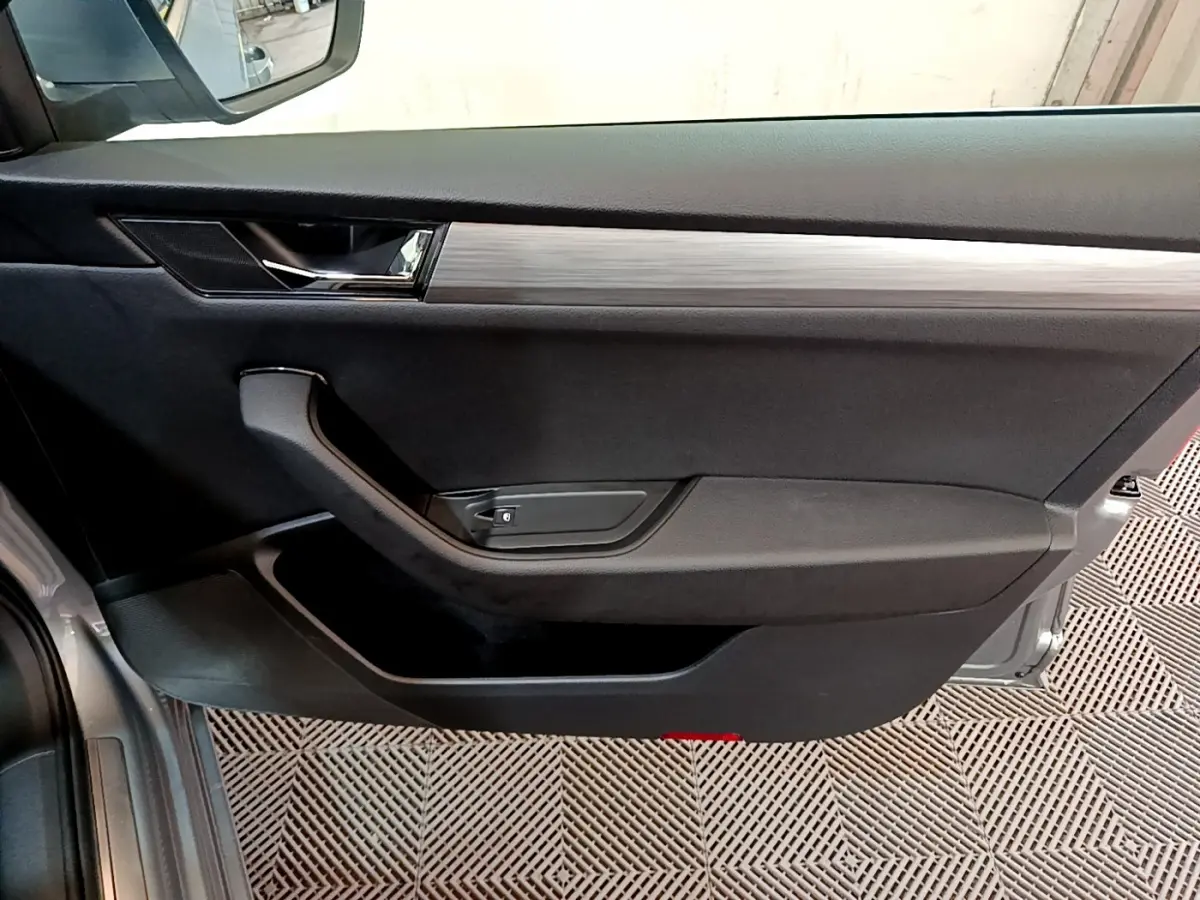 Gros plan sur la porte côté gauche intérieure de la Skoda Superb 2020 avec finition noire et insert argent brossé.