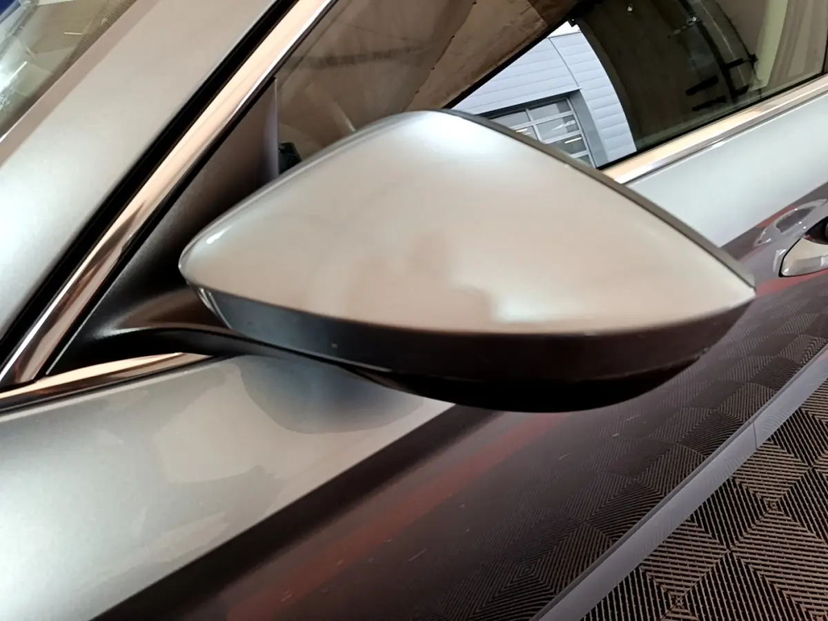 Rétroviseur droit gris clair de la Skoda Superb 2020, vue rapprochée sur la portière et la vitre.