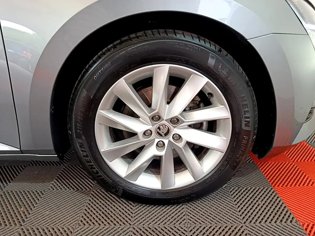 Gros plan sur la roue avant droite gris clair d'une Skoda Superb 2020 avec jante alliage et pneu Michelin.