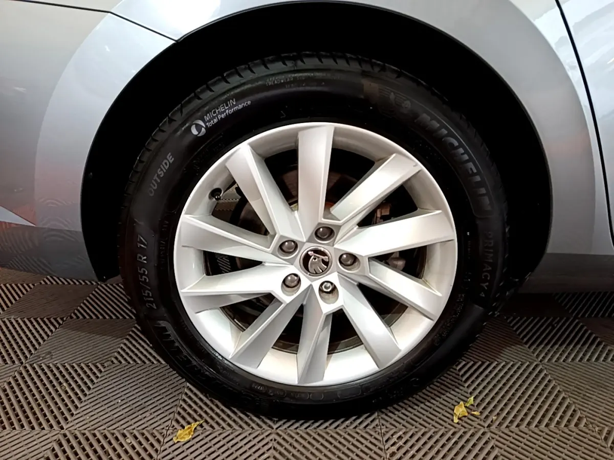 Gros plan sur la jante alliage argentée et pneu Michelin d'une Skoda Superb gris clair côté arrière.
