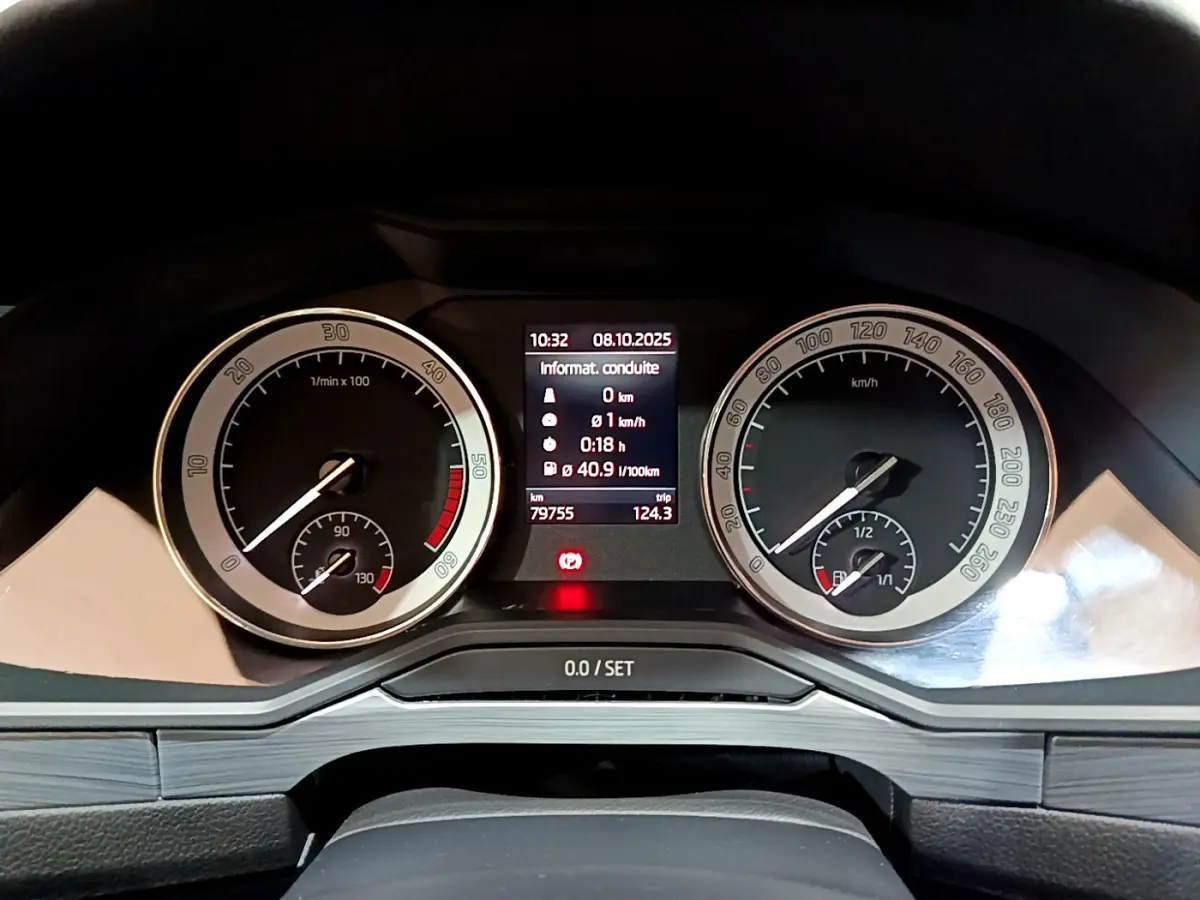 Tableau de bord de Skoda Superb 2020 avec compteurs analogiques et écran digital central affichant les données de conduite.