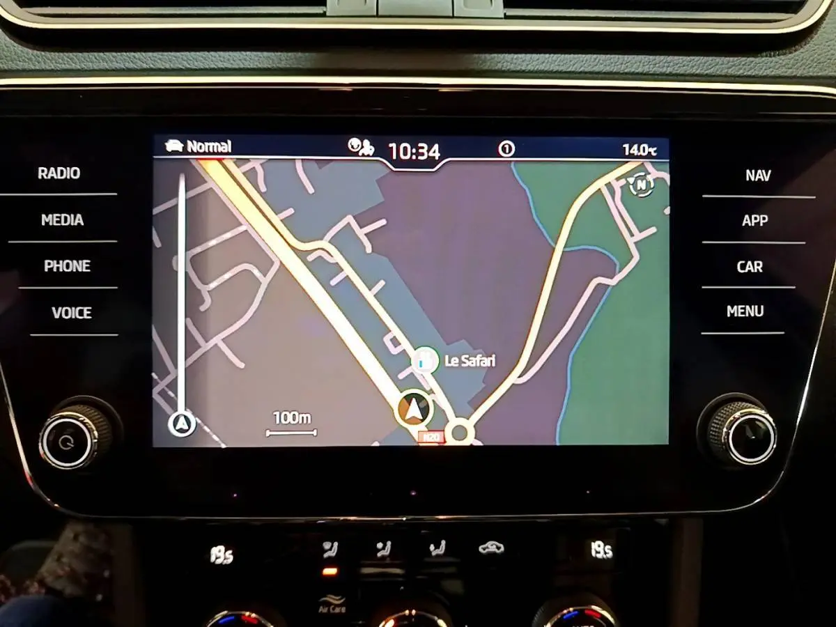 Écran tactile central affichant la navigation 3D dans une Skoda Superb Business 2020, vue intérieure rapprochée.