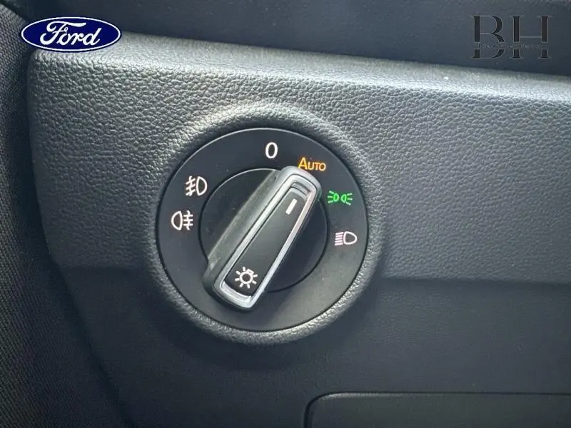 Désolé, l'image ne montre pas un Volkswagen T-Roc mais un bouton de commande des phares dans un véhicule Ford.