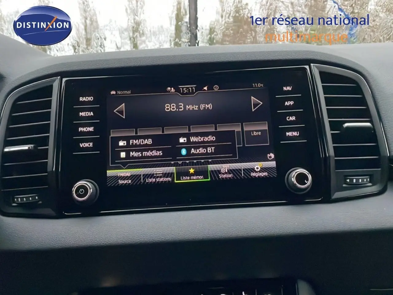 Vue rapprochée de l’écran tactile central du Skoda Karoq 2025, affichant la radio FM et les options multimédias.