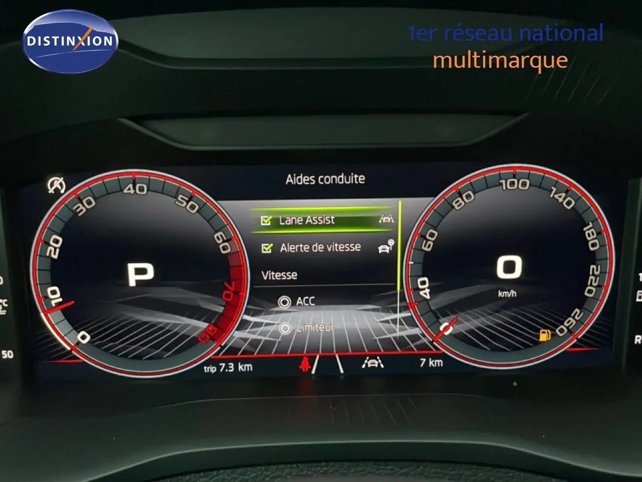 Tableau de bord numérique du Skoda Karoq 2025, affichant les aides à la conduite et la vitesse à 0 km/h.