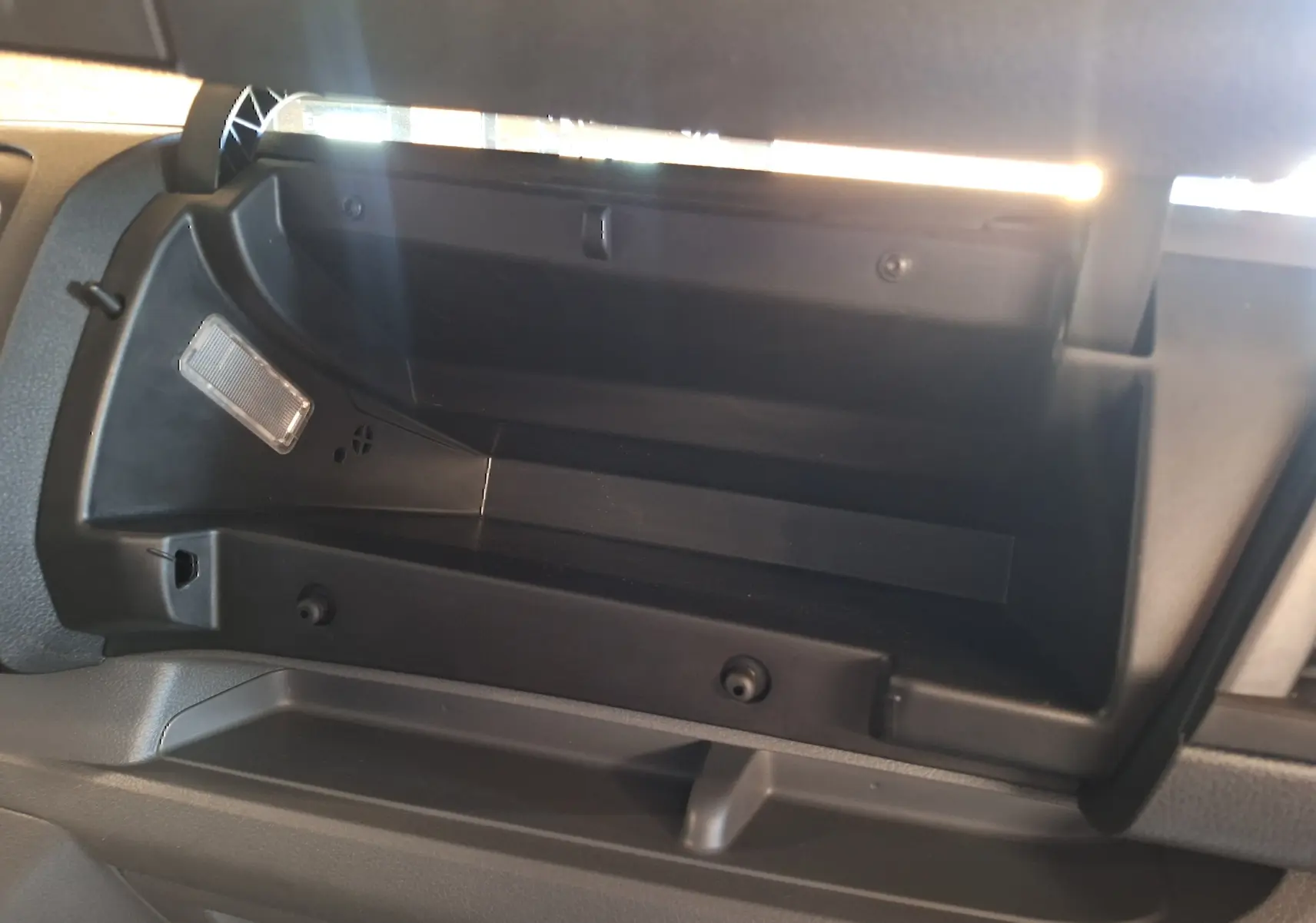 Coffre à gants ouvert noir dans l'habitacle du Citroën Jumpy blanc 2020 côté passager.