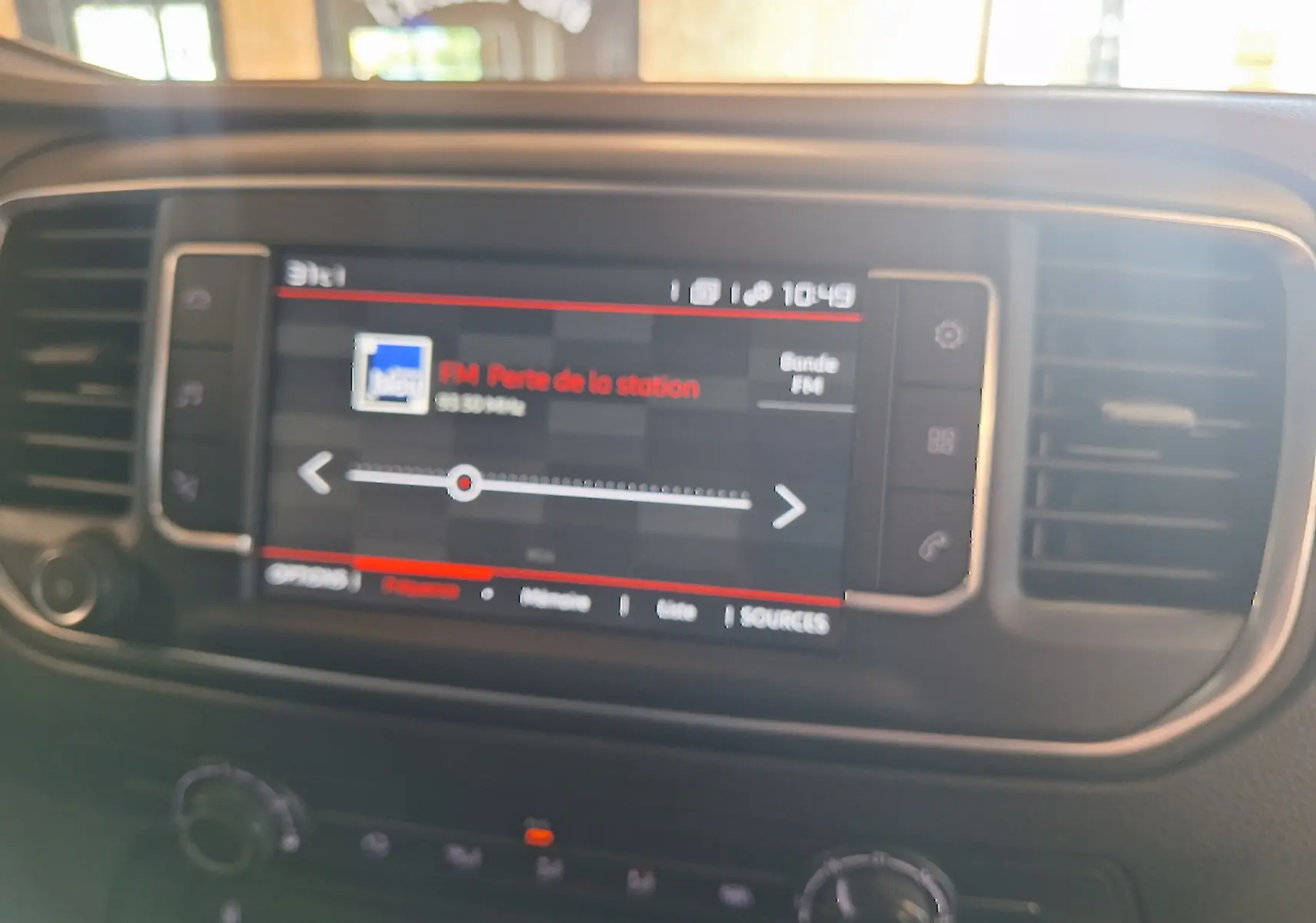 Écran tactile central du tableau de bord du Citroën Jumpy blanc 2020 affichant la radio FM en intérieur.