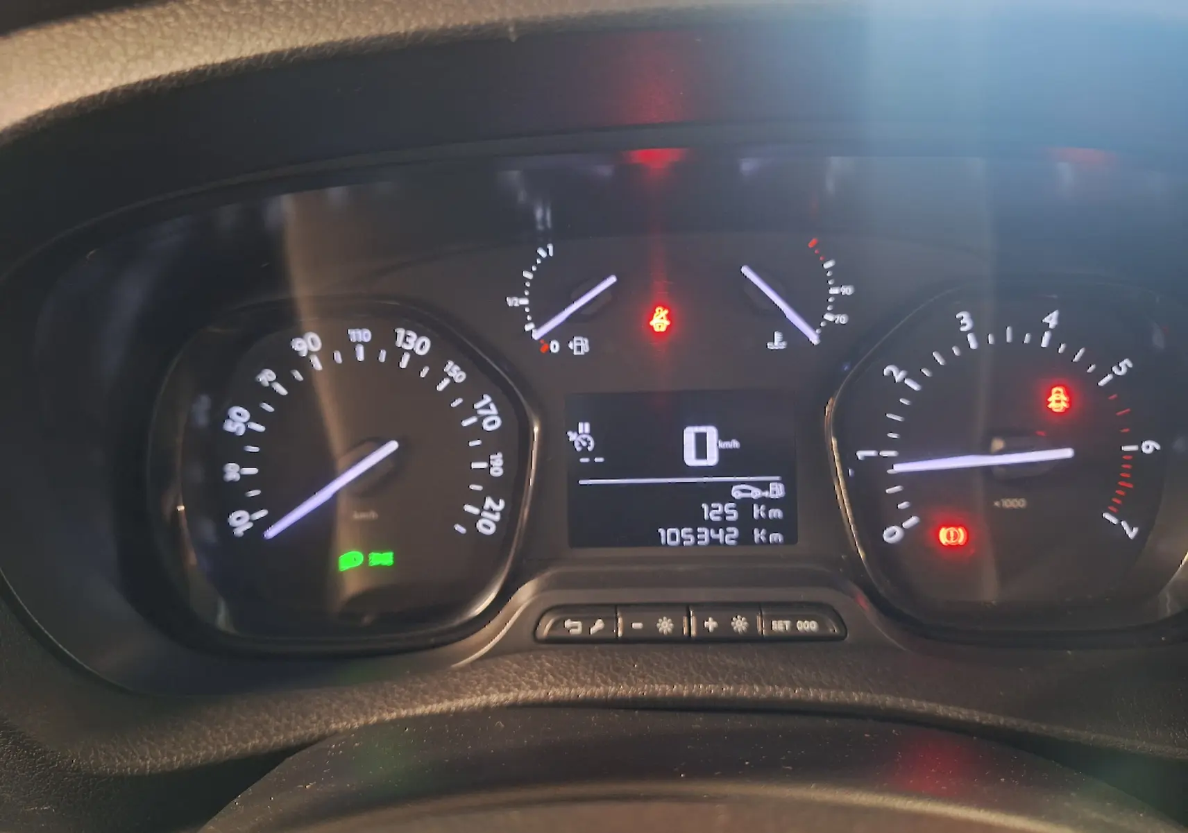 Tableau de bord du Citroën Jumpy 2.0 BlueHDi 120 Club 2020, affichage digital et compteurs analogiques allumés.