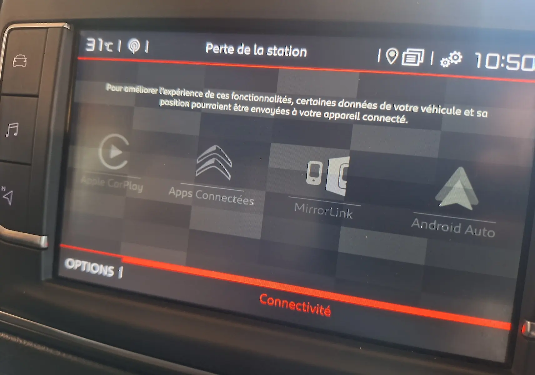 Écran tactile central du Citroën Jumpy 2020 affichant les options de connectivité Apple CarPlay, MirrorLink et Android Auto.
