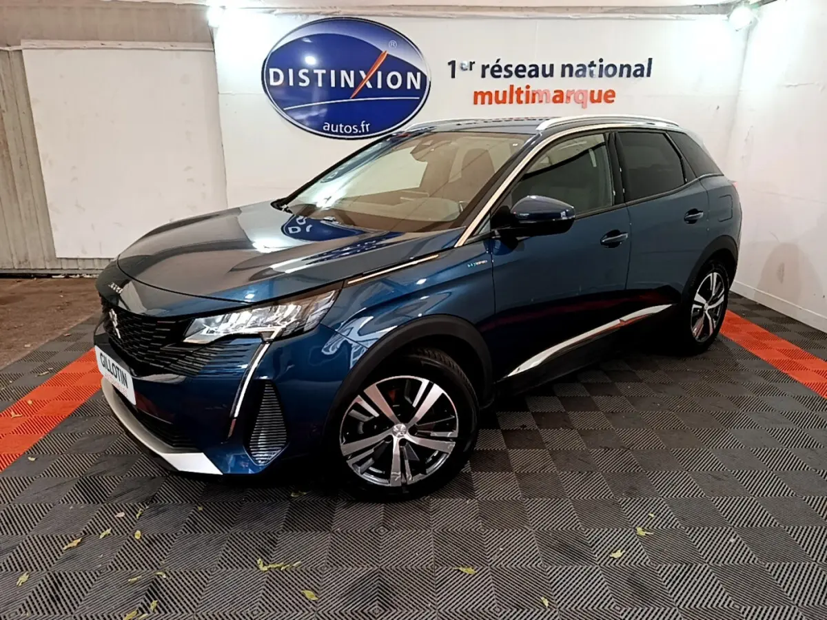 Peugeot 3008 hybride bleu en 3/4 avant droit, avec jantes alliage et calandre noire distinctive.