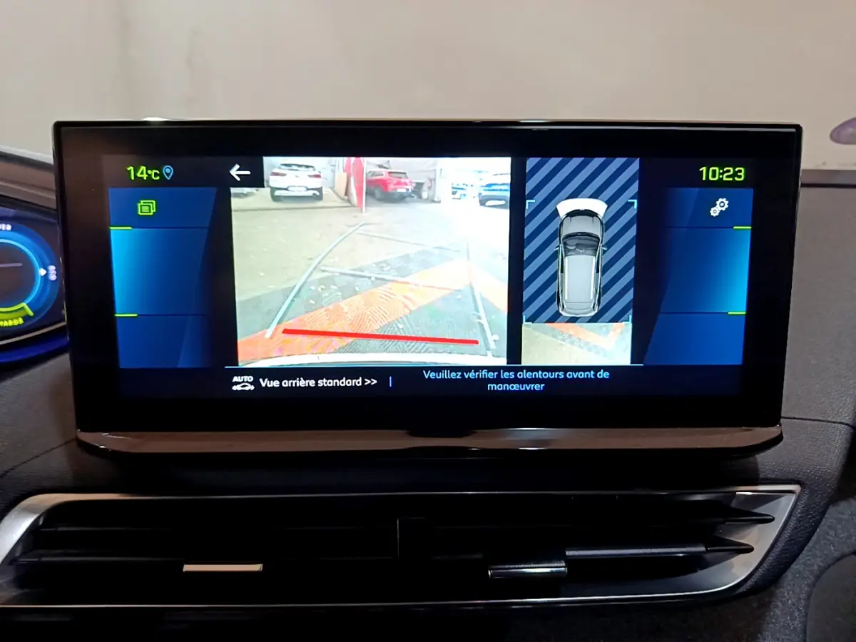 Écran tactile central du Peugeot 3008 hybride montrant la caméra de recul et l'affichage de l'aide au stationnement.