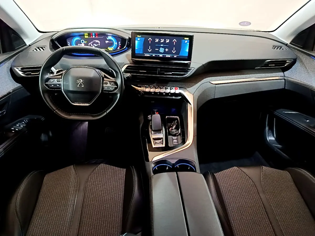 Intérieur du Peugeot 3008 1.6 Hybrid 225, vue avant du tableau de bord avec écran tactile et volant cuir noir.