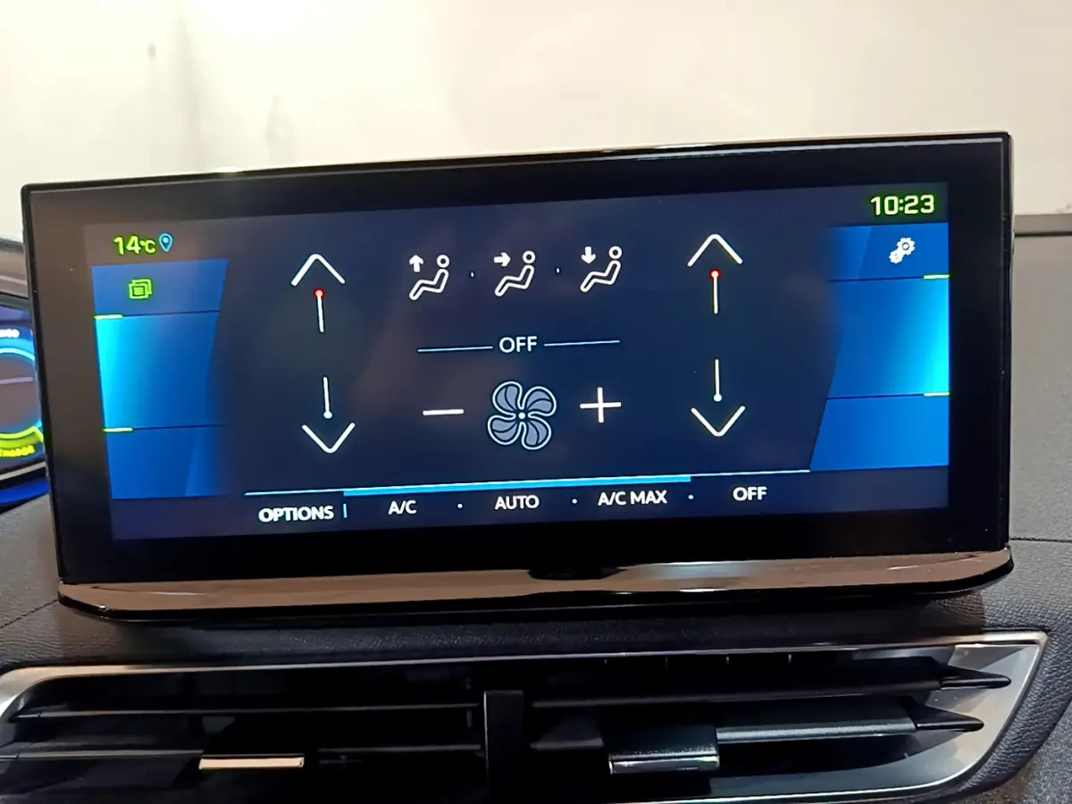 Écran tactile central du tableau de bord du Peugeot 3008 bleu, affichant les réglages de climatisation.